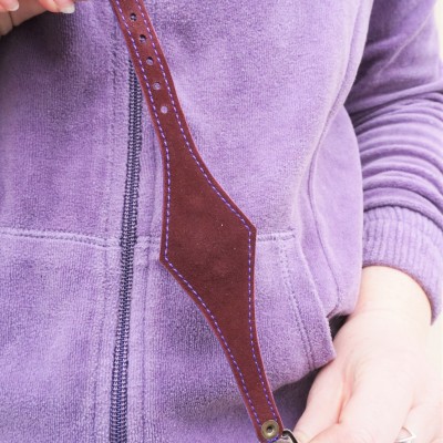 Bracelet artisanal en cuir violet avec motif celtique made in France
