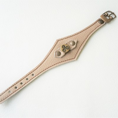 Bracelet artisanal en cuir grainé beige avec motif celtique made in France