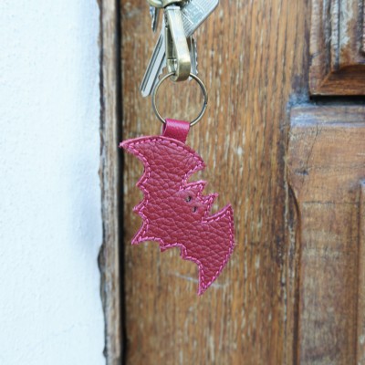 Porte clé ou bijou de sac motif chauve souris en cuir prune idée cadeau fabriqué en France