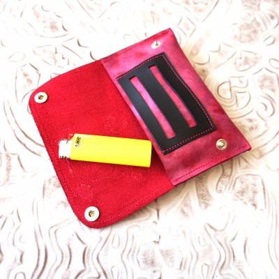 Pochette à tabac motif tête de mort en cuir rose marbré idée cadeau pour fumeur made in France