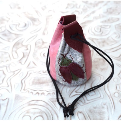 Bourse artisanale en cuir gris et rose avec scarabée idée cadeau fait en France