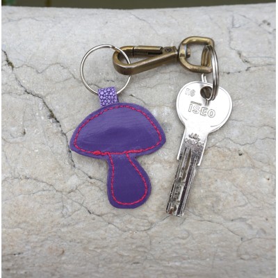 Porte clé ou breloque de sac champignon violet idée cadeau amanite